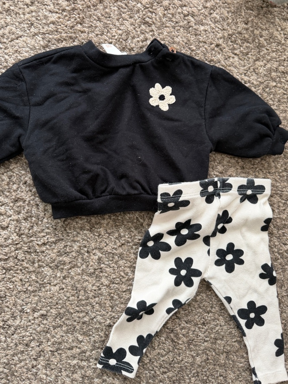 Cat & Jack Black Sweatshirt with White and Black Floral Leggings